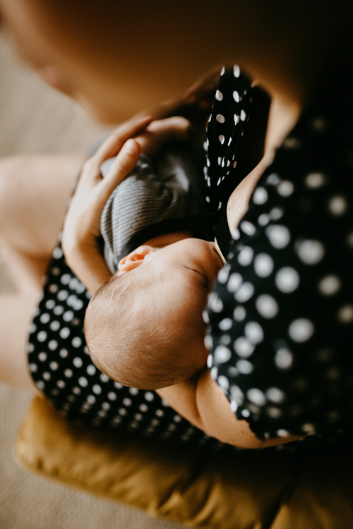 Accompagnante à la parentalité. Soins et prestations bien être de bébé à Villefranche sur Saône : massages, bain, portage, réflexologie émotionnelle et allaitement de bébé