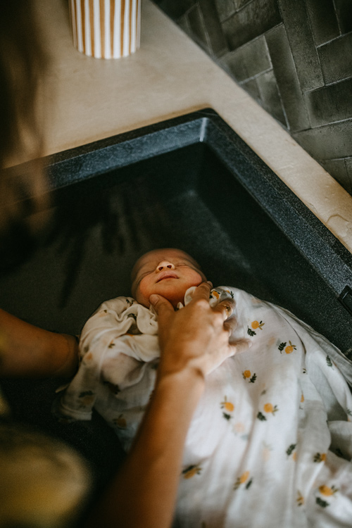 Accompagnante à la parentalité. Soins et prestations bien être de bébé à Villefranche sur Saône : massages, bain, portage, réflexologie émotionnelle et allaitement de bébé