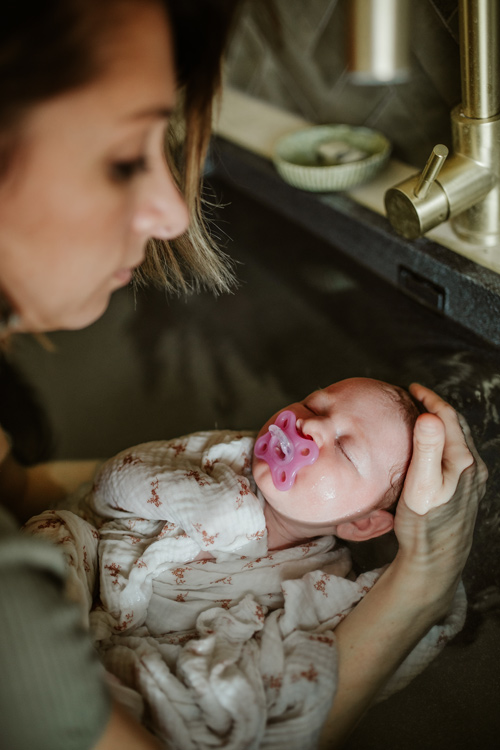 Accompagnante à la parentalité. Soins et prestations bien être de bébé à Villefranche sur Saône : massages, bain, portage, réflexologie émotionnelle et allaitement de bébé