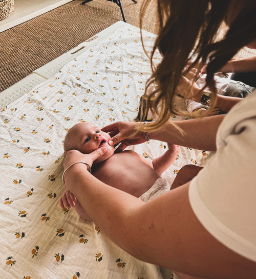 Accompagnante à la parentalité. Soins et prestations bien être de bébé à Villefranche sur Saône : massages, bain, portage, réflexologie émotionnelle et allaitement de bébé