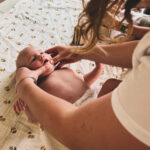 Accompagnante à la parentalité. Soins et prestations bien être de bébé à Villefranche sur Saône : massages, bain, portage, réflexologie émotionnelle et allaitement de bébé