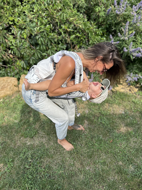 Accompagnante à la parentalité. Soins et prestations bien être de bébé à Villefranche sur Saône : massages, bain, portage, réflexologie émotionnelle et allaitement de bébé