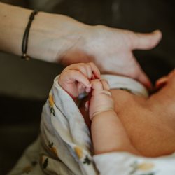 Accompagnante à la parentalité. Soins et prestations bien être de bébé à Villefranche sur Saône : massages, bain, portage, réflexologie émotionnelle et allaitement de bébé